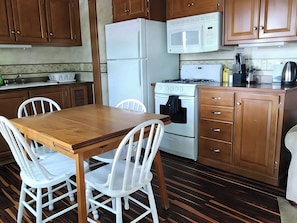 Fridge, microwave, cookware/dishes/utensils - Lakefront RV Cottage in Parry Sound #3 (Parry Sound)