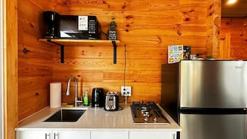 Microwave, cookware/dishes/utensils