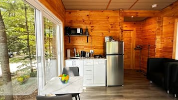 Microwave, cookware/dishes/utensils