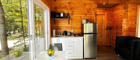 Microwave, cookware/dishes/utensils