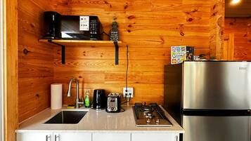 Microwave, cookware/dishes/utensils