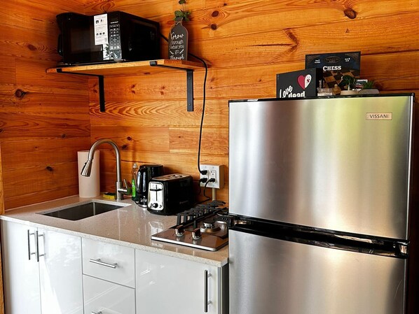 Micro-ondes, batterie de cuisine, vaisselle et ustensiles