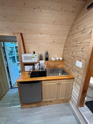 Microwave, cookware/dishes/utensils