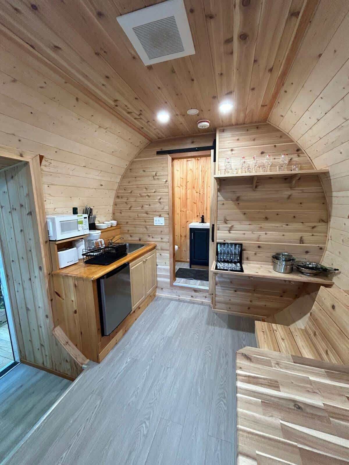 Mikrobølgeovn og kjøkkenutstyr