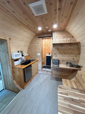 Mikrobølgeovn og kjøkkenutstyr