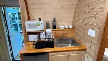 Microwave, cookware/dishes/utensils