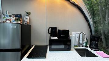 Micro-ondes, batterie de cuisine, vaisselle et ustensiles