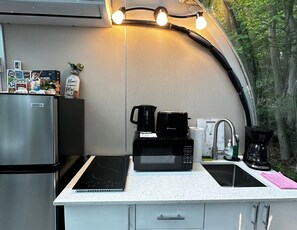 Microwave, cookware/dishes/utensils - Studio Capsule House in Parry Sound #32 (Parry Sound)