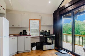 Frigorífico, microondas, placa de cocina y utensilios de cocina