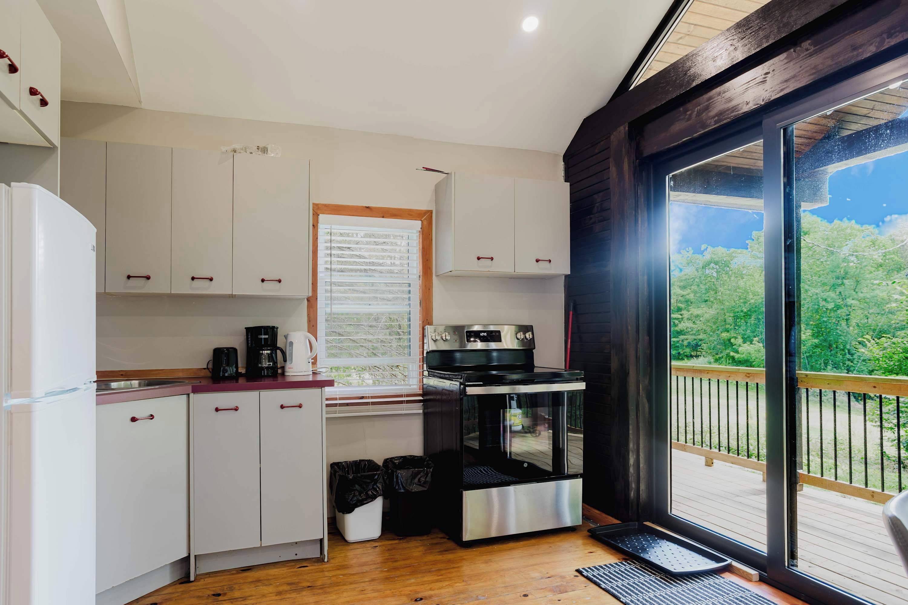 冷蔵庫、電子レンジ、コンロ、調理器具と食器