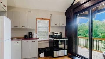 Een koelkast, een microgolfoven, een kookplaat