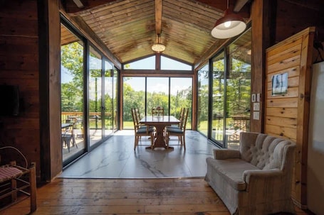 Interior. Lake Muskoka 3-bedroom Cottage - Pier 100 #20