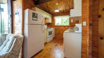 KylskÄp, mikrovÄgsugn, spishÀll och grytor/köksredskap