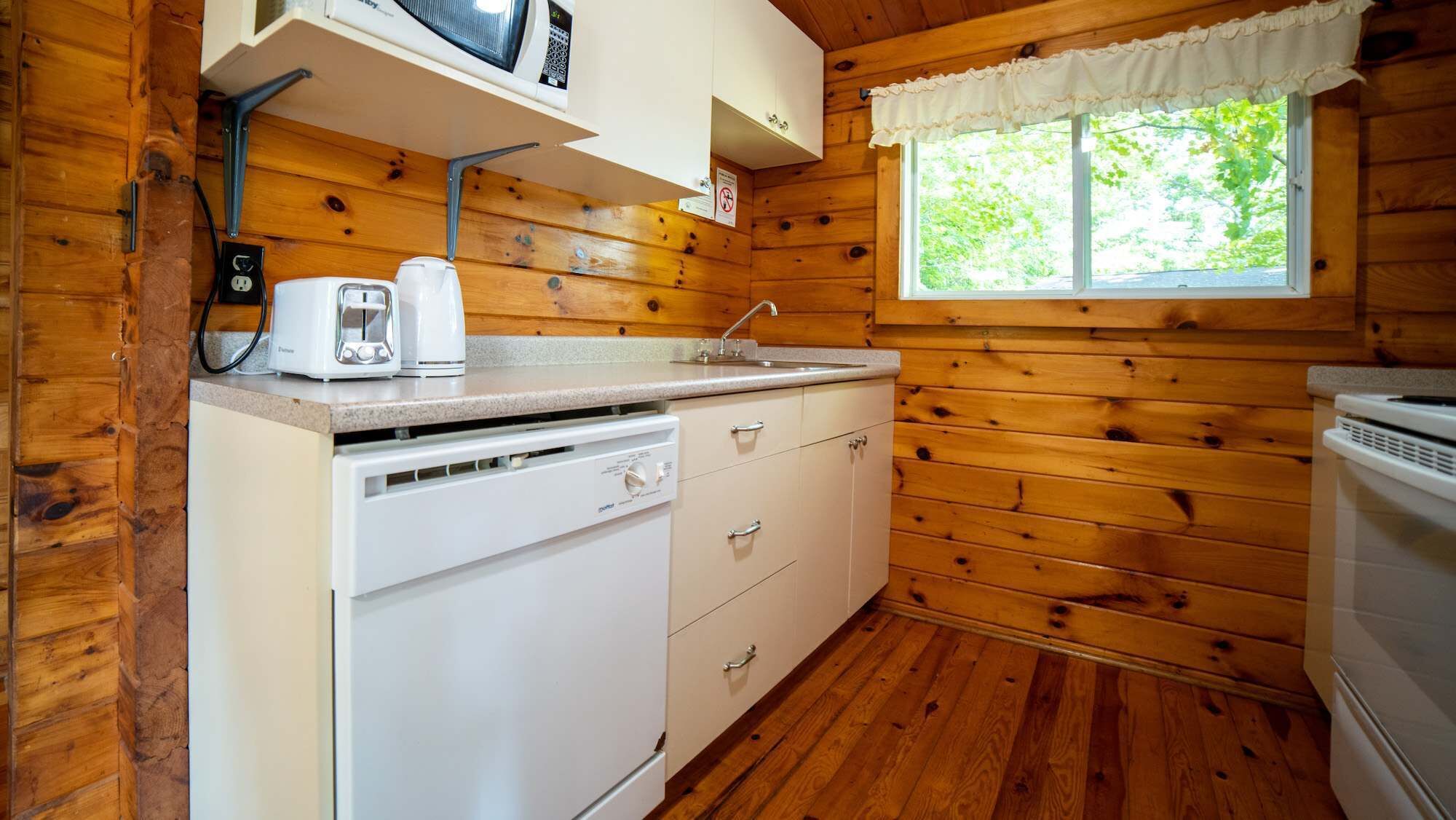 Frigorífico, microondas, placa de cocina y utensilios de cocina