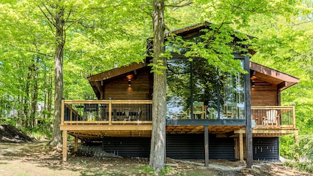 Property grounds. Lake Muskoka Deluxe 3-bdrm Cottage - Pier 100 #80