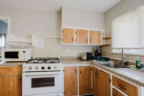 Kühlschrank, Mikrowelle, Herdplatte, Kochgeschirr/Geschirr/Besteck