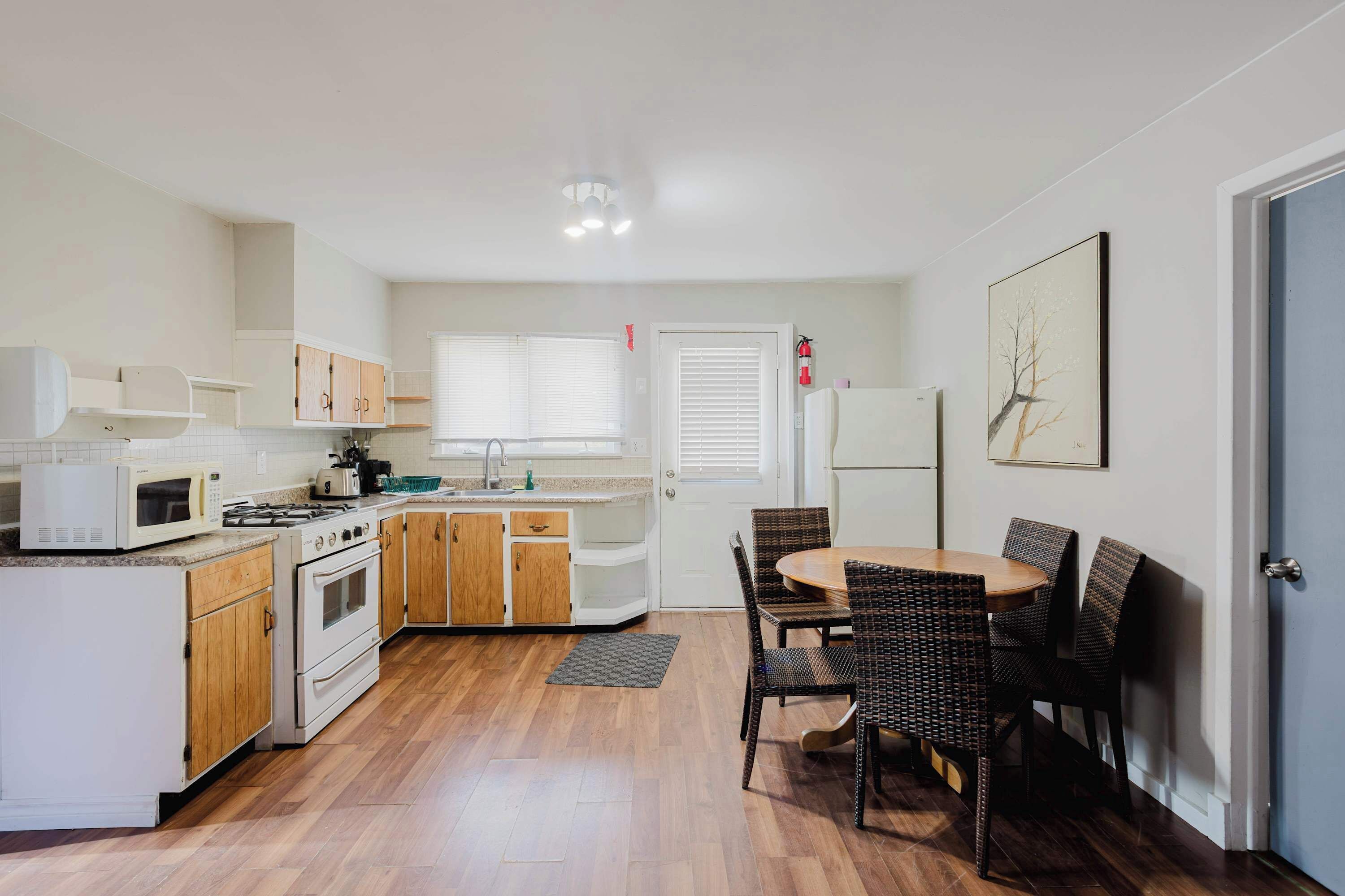 Jääkaappi, mikroaaltouuni, liesi, keittoastiat/astiat/ruokailuvälineet