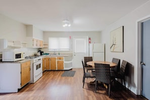 Frigorífic, microones i placa de cuina