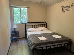 2 bedrooms, bed sheets - Lakeview Cabin in Georgian Bay - Rockwood #3 (Nobel)