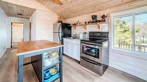 Kühlschrank, Mikrowelle, Herdplatte, Kochgeschirr/Geschirr/Besteck