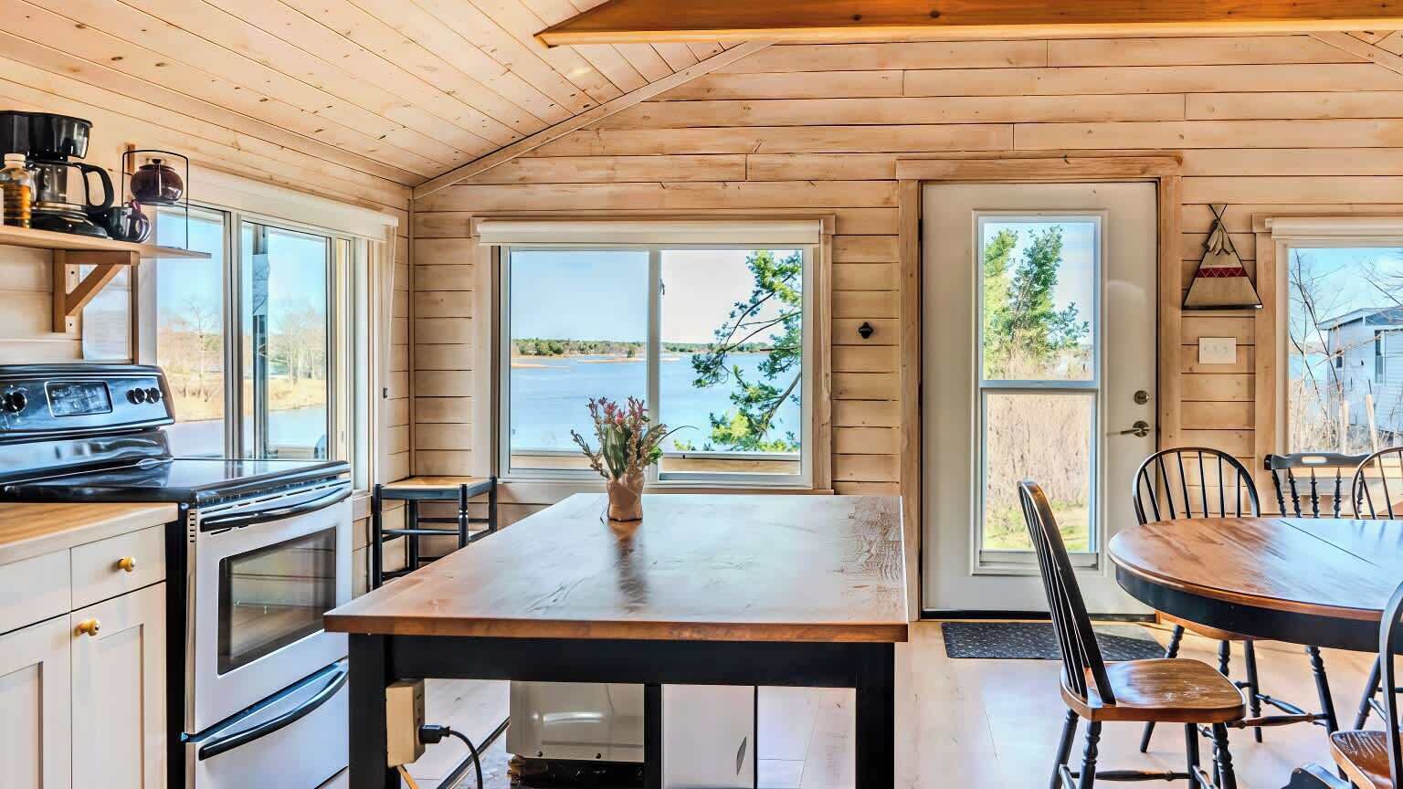 Réfrigérateur, micro-ondes, plaque de cuisson