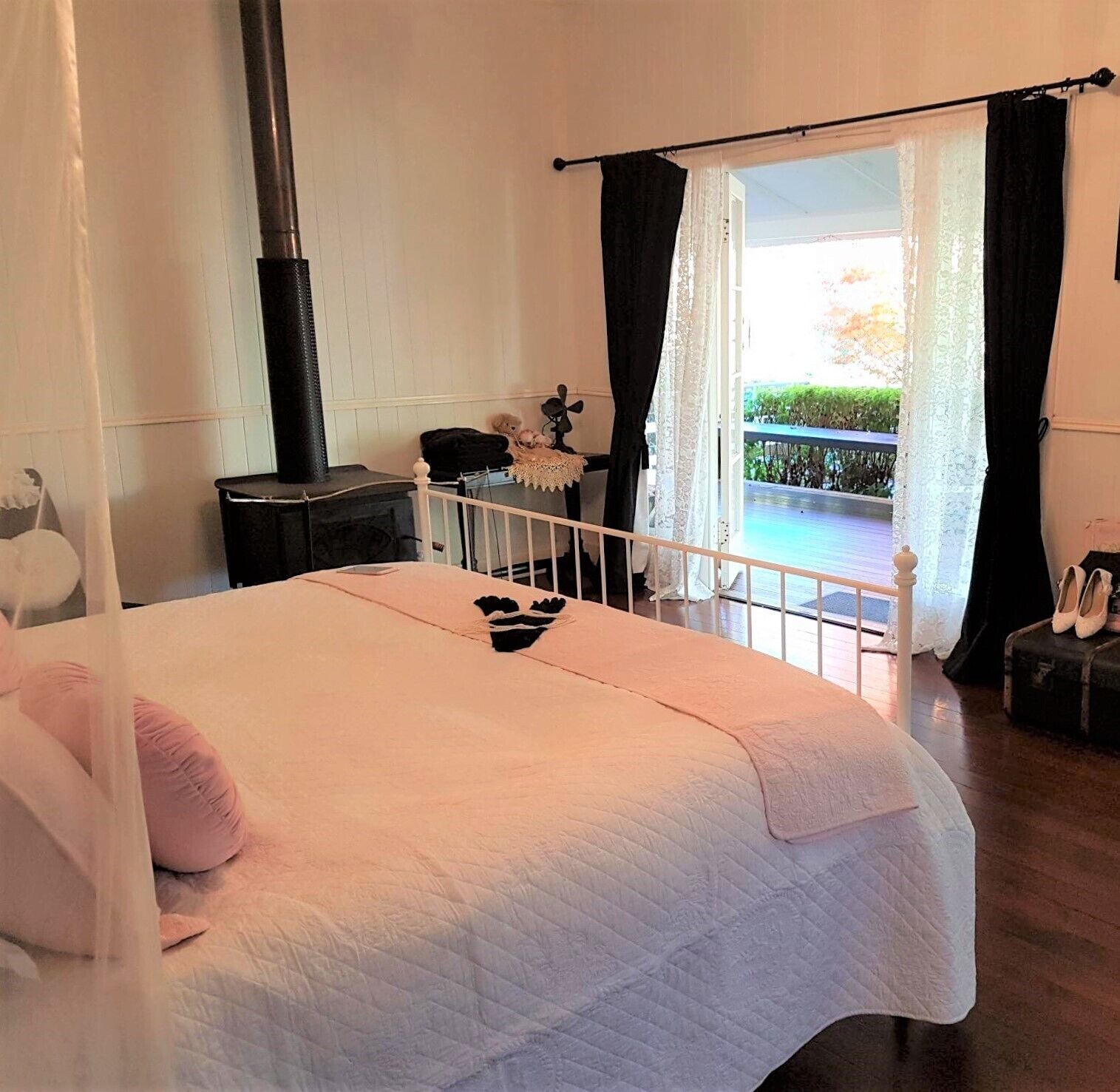 4 bedrooms, iron/ironing board, bed sheets