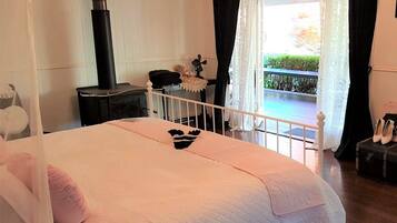 4 bedrooms, iron/ironing board, bed sheets