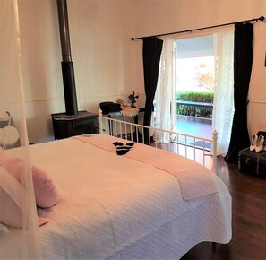 Iron/ironing board, bed sheets