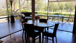 تناول الطعام بالخارج