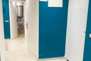 Douche, serviettes fournies, papier toilette