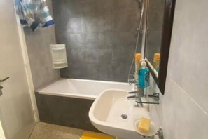 シャワー、タオル、トイレットペーパー