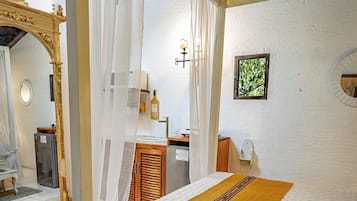 1 habitación, tabla de planchar con plancha, wifi y ropa de cama