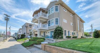 Coconut Cove: ACROSS from beach + boardwalk + parking w/ Full Linen Service!