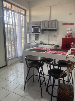 Micro-ondes, cafetiĂšre/bouilloire, grille-pain