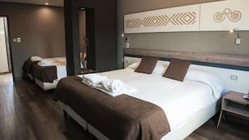 Chambre Quadruple Classique | Bureau, Wi-Fi gratuit