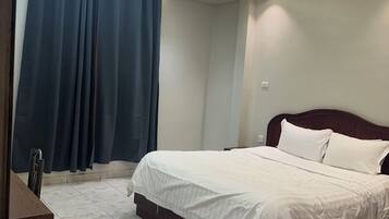 In-room safe, laptop workspace, iron/ironing board, free WiFi