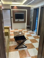 Una televisión, una impresora