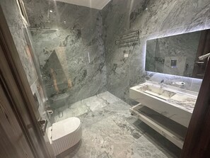Comfort Suite | Bathroom | Shower, free toiletries, hair dryer, slippers - Alawael Althahabia For Serviced Apartments Economy (Taif)