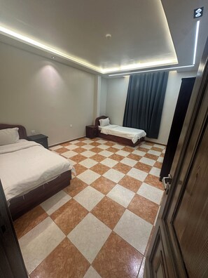 Apartamento familiar, 2 habitaciones | Caja fuerte y espacio para trabajar con un portátil