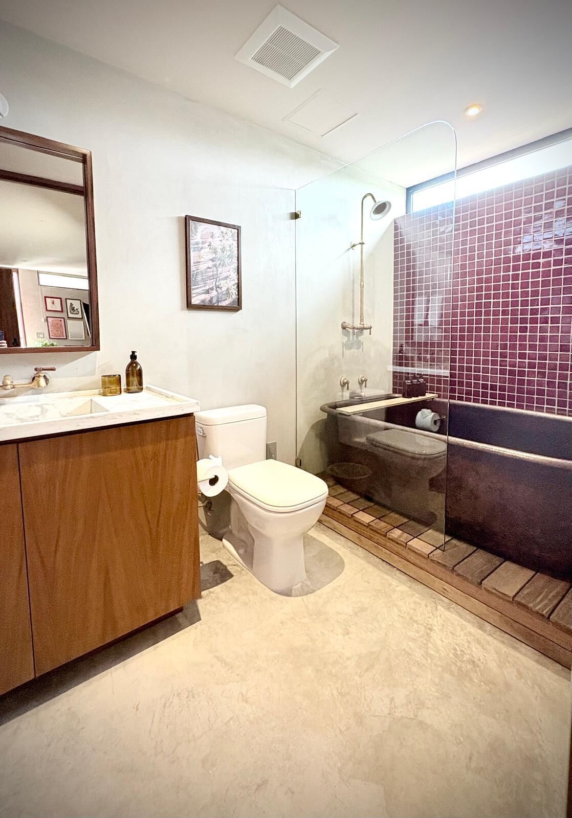 Une salle de bain moderne avec un meuble-lavabo en bois, des toilettes, une douche et un grand miroir.
