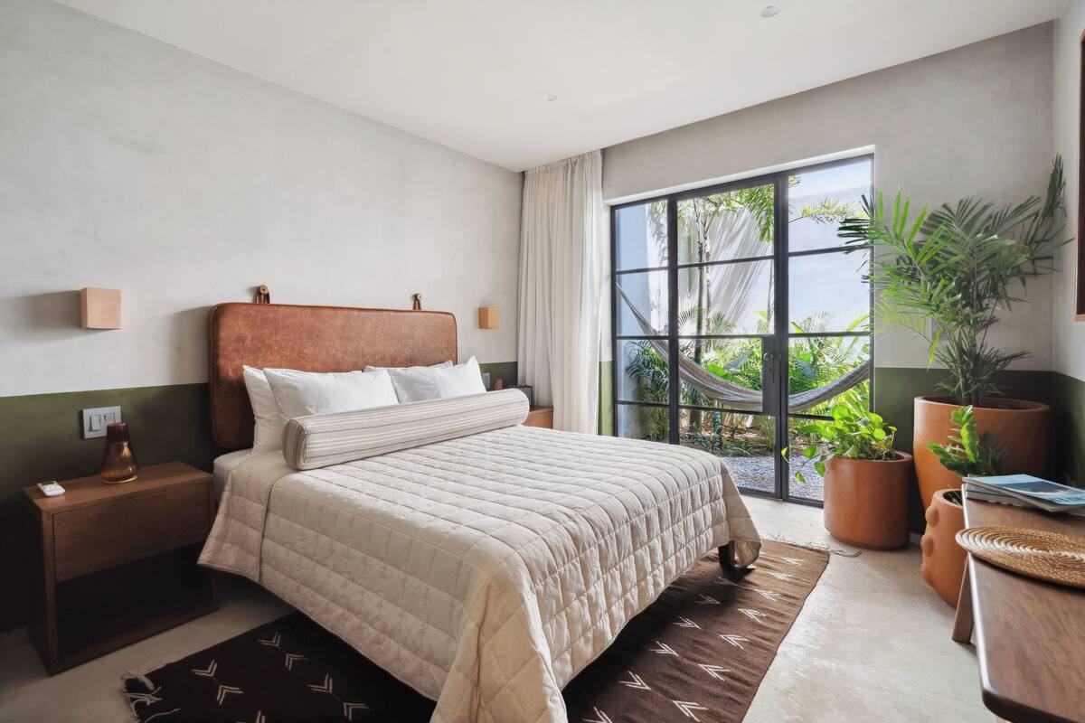 Private Garden Queen | In-room safe, iron/ironing board, free WiFi