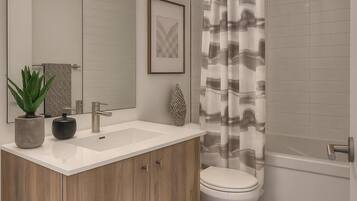 Sèche-cheveux, serviettes fournies, savon, papier toilette