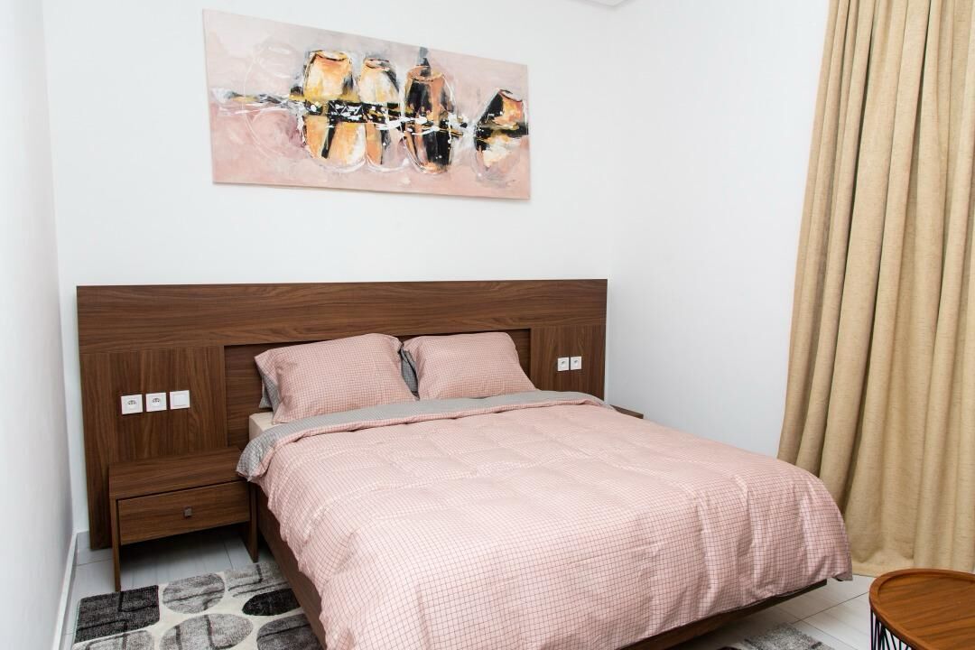 3 habitaciones, tabla de planchar con plancha y ropa de cama 