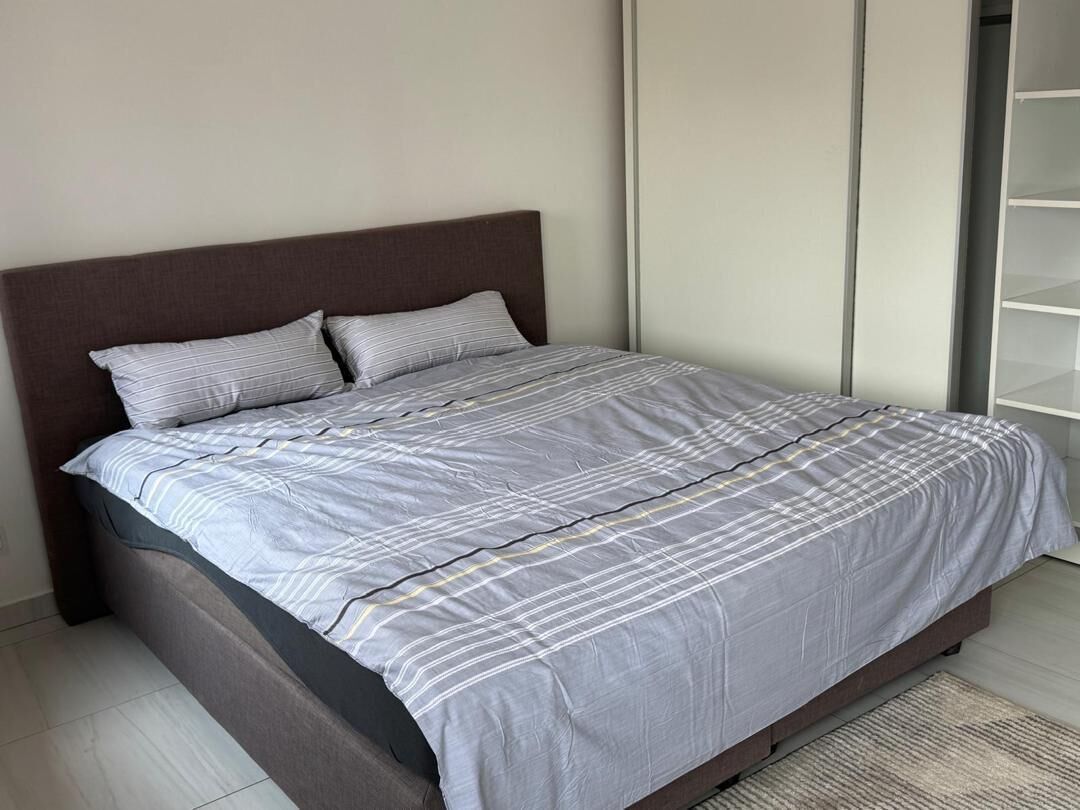 3 habitaciones, tabla de planchar con plancha y ropa de cama 