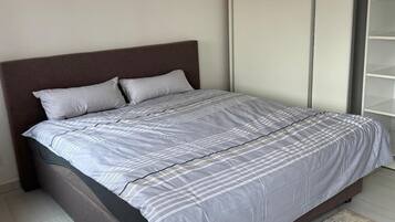 3 habitaciones, tabla de planchar con plancha y ropa de cama