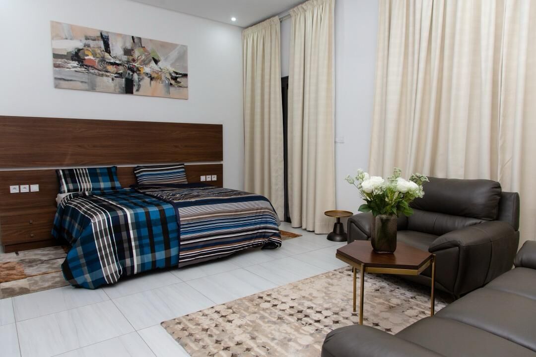 3 habitaciones, tabla de planchar con plancha y ropa de cama 