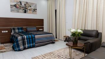 3 habitaciones, tabla de planchar con plancha y ropa de cama