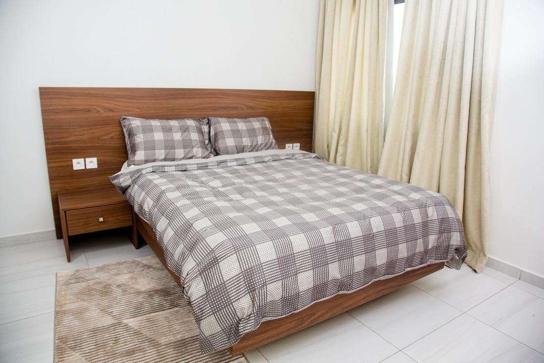 3 habitaciones, tabla de planchar con plancha y ropa de cama 