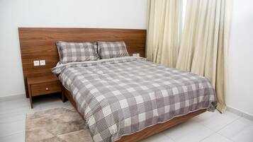 3 habitaciones, tabla de planchar con plancha y ropa de cama