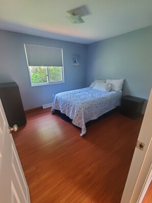 5 bedrooms, iron/ironing board, WiFi, bed sheets - Narragansett, Bonnet Shores - Walk to the beach! (Narragansett)